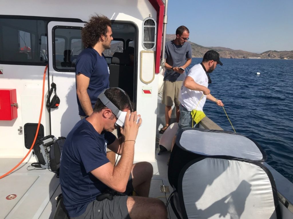 equipo de CORI, la universidad de murcia y la universidad de cadiz trabajando en la revisión del estado de un pecio hundido en el puerto de cartagena