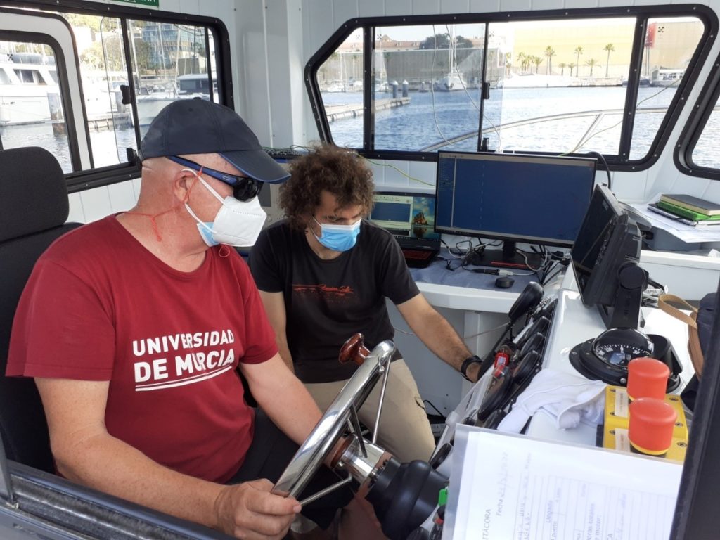 equipo de la universidad de murcia y la universidad de cadiz trabajando en la revisión del estado de un pecio hundido en el puerto de cartagena